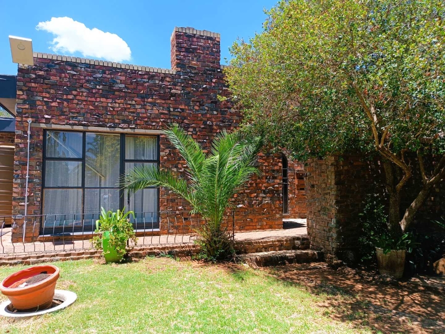 5 Bedroom Property for Sale in Fichardt Park Free State